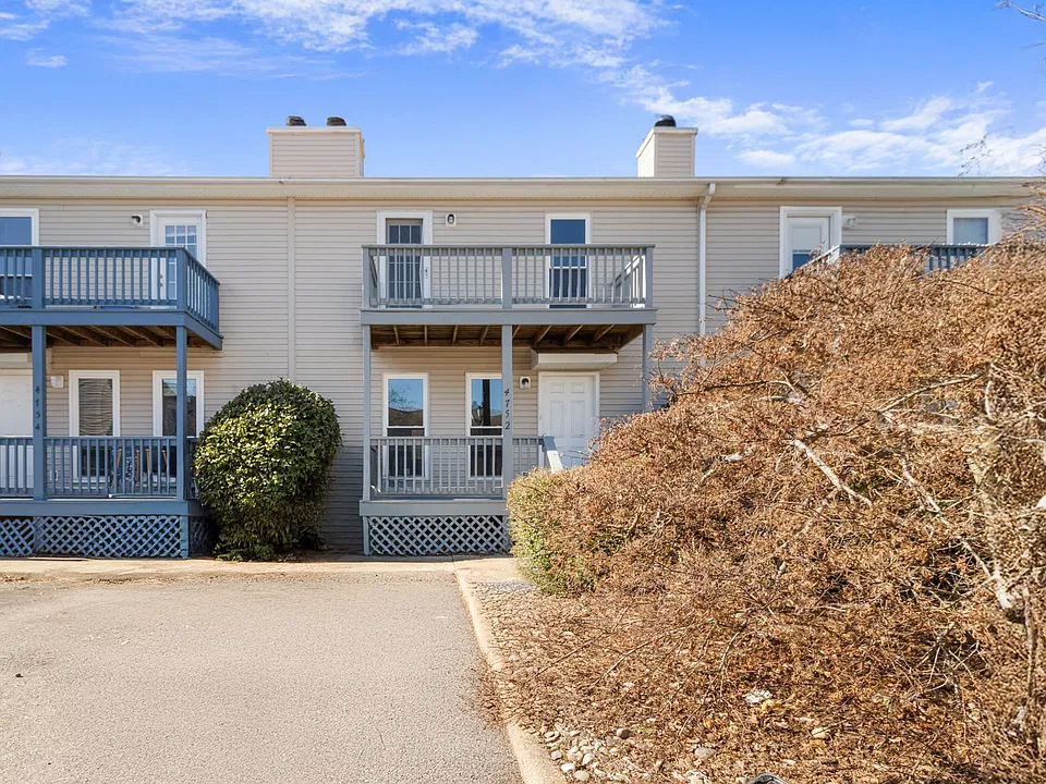 Nice Unit w. a 1st and 2nd floor deck on the front and a back deck as well.