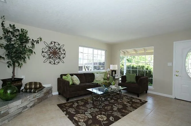 3 bed, 1200 sqft, $4,690 — Photo 2