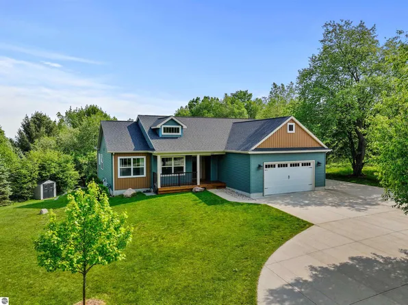 9207 Mockingbird Ln, Cadillac, MI 49601