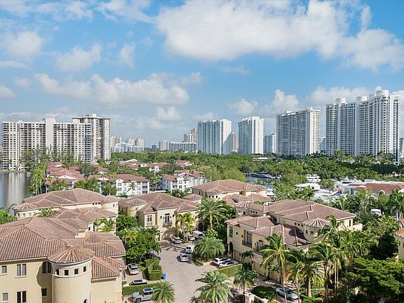 2nd image of 1000 E Island Boulevard #1008