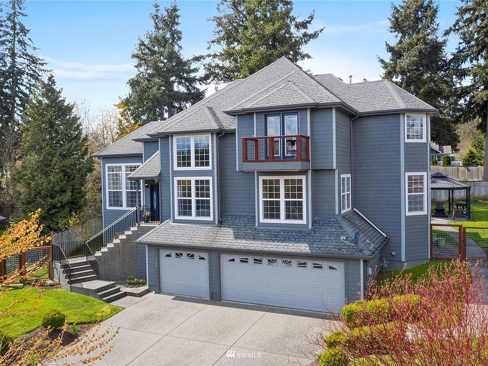 Attached 960sq/ft 3-car garage.