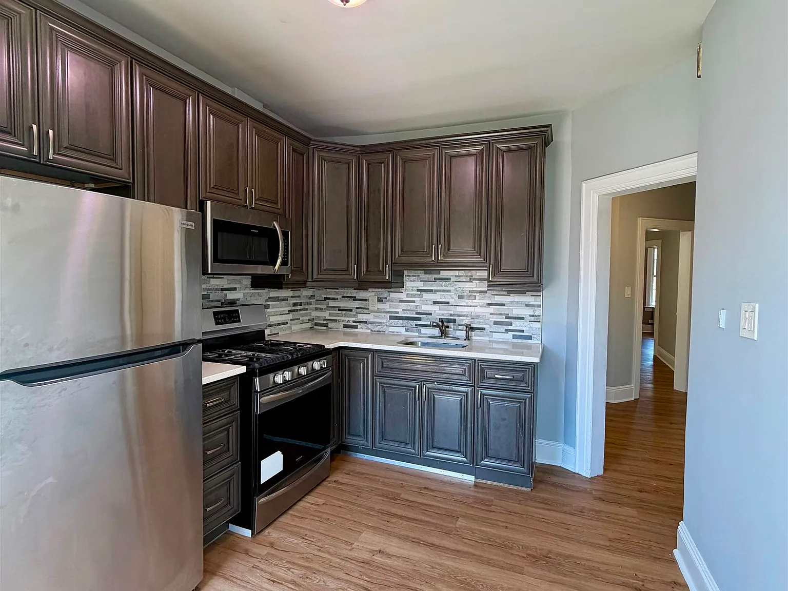 3 bed, 1.0 bath, 1500 sqft, $2,990 — Photo 3