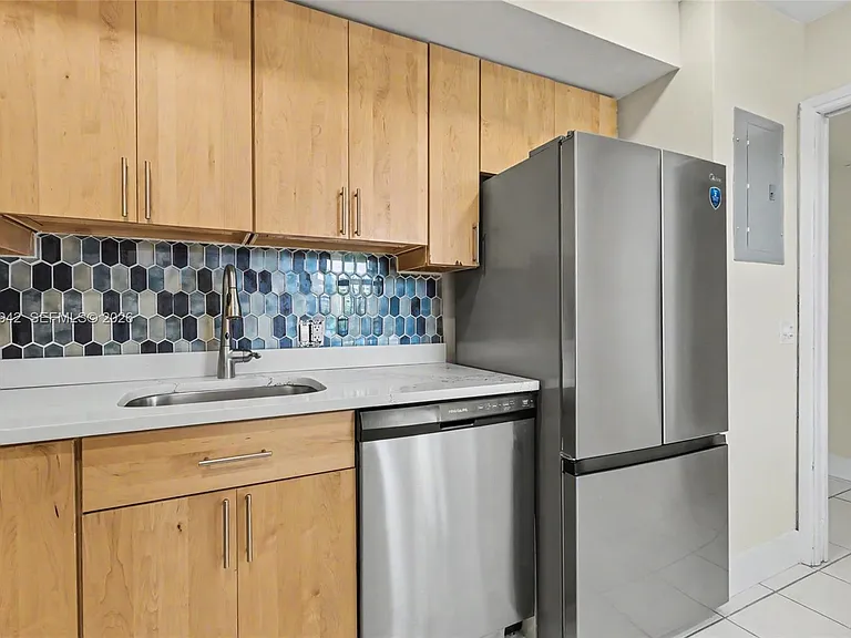 3250 N Palm Aire Dr #406 — Photo 6