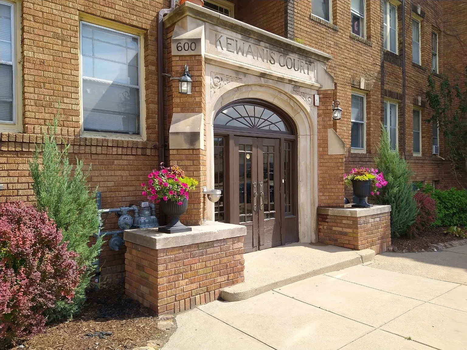 Kewanis Court Apartments — Photo 1