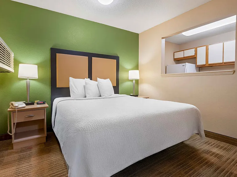 Deluxe Studio - 1 Queen Bed