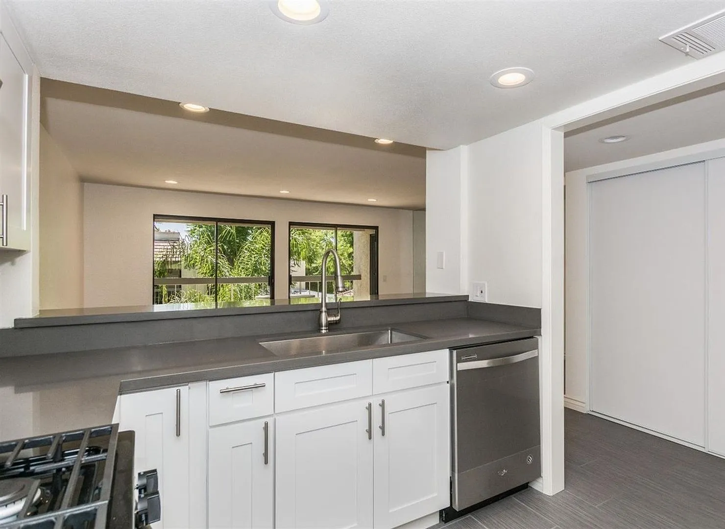 2 Bed / 2 Bath Upstairs Condo at Riviera Gardens! — Photo 2