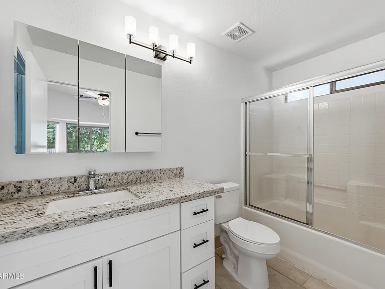 1616 E Desert Ln — Photo 14