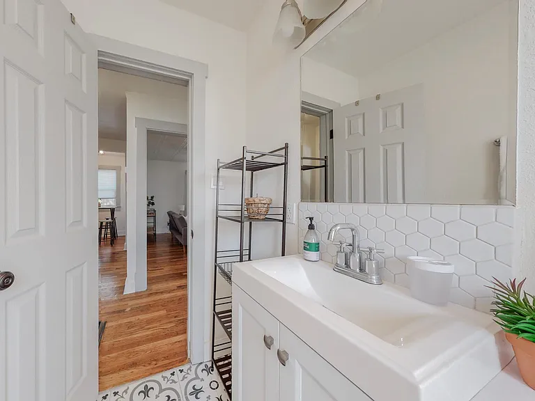 221 Girard Blvd SE — Photo 19