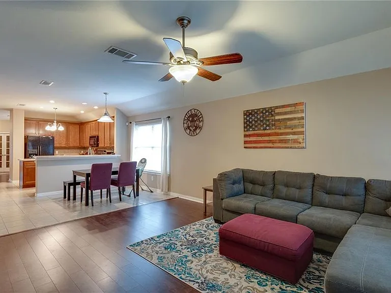 708 Creekside Dr — Photo 5