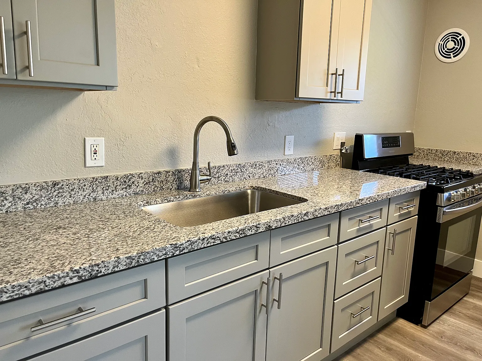 2 bed, 700 sqft, $1,600 — Photo 1