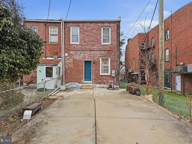 2302 Mount Royal Ter — Photo 37