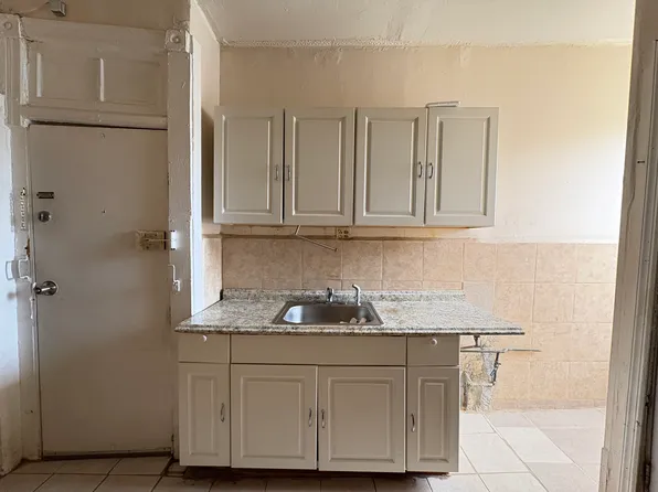 49 Saint Pauls Avenue image 2 of 6