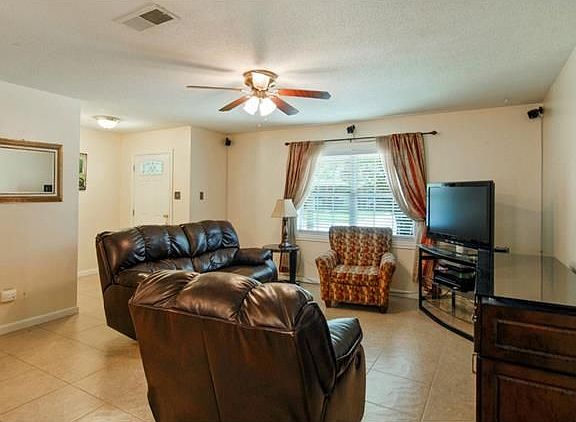 3rd image of 409 Greenwood Dr