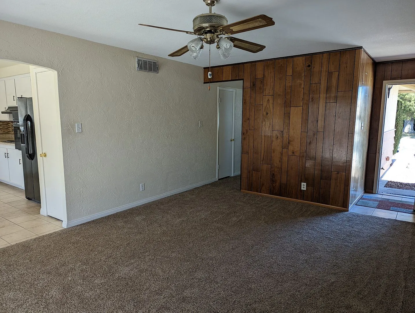A Fabulous 3 Bedroom Single Story Home. — Photo 3