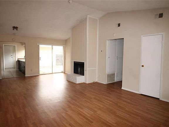 3rd image of 2737 Indian Creek Blvd