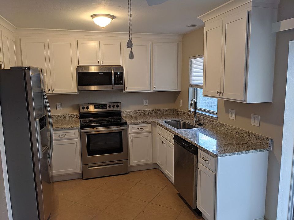 1st image of 1010/1012 NE 8th Pl