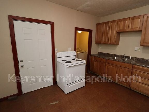 3rd image of 910 & 912 N Tacoma Ave Unit 910