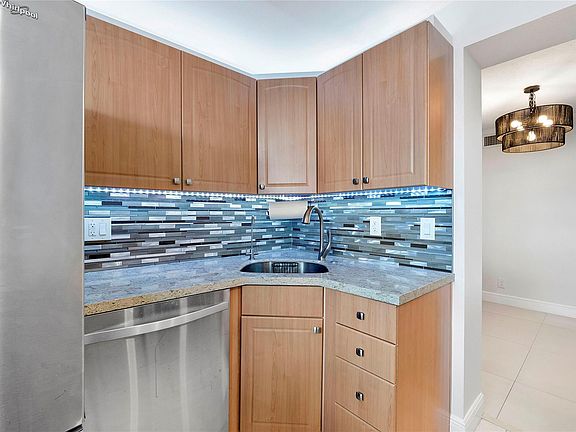 4th image of 1505 N Riverside Drive #1003