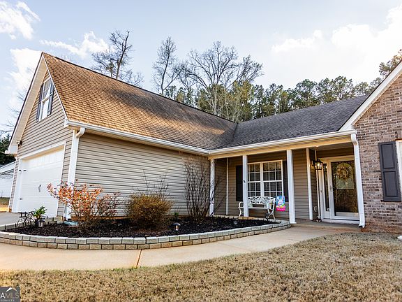 3rd image of 164 Laurel Ln