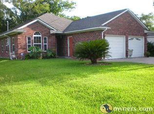 717 Austin St, Clute, TX 77531