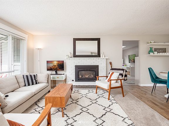 Remote-controlled gas fireplace