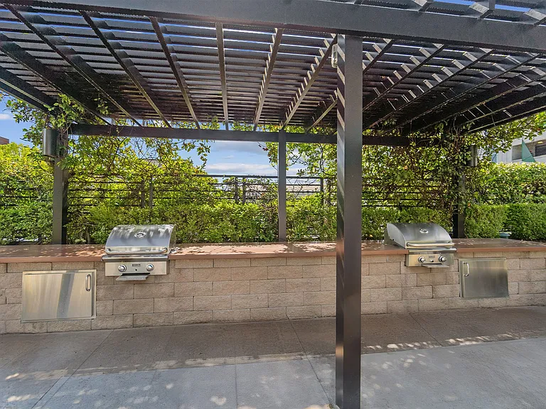 Park and Kingston — Photo 11
