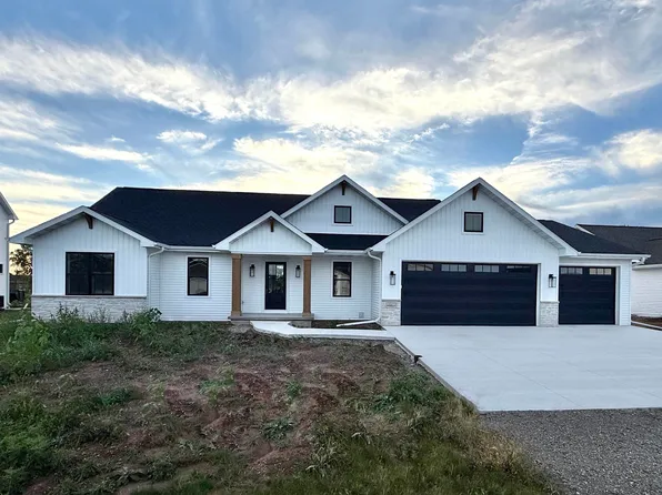 N8864 Galway Ln, Menasha, WI 54952