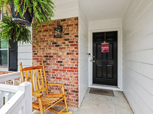 3228 Old Oak Ln, Hope Mills, NC 28348