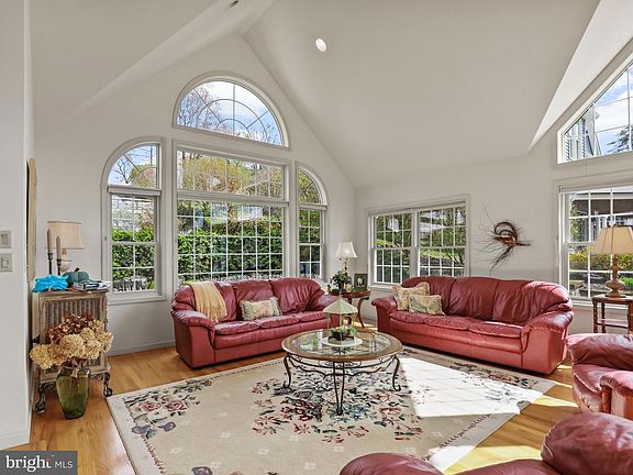 3rd image of 218 Point Rd