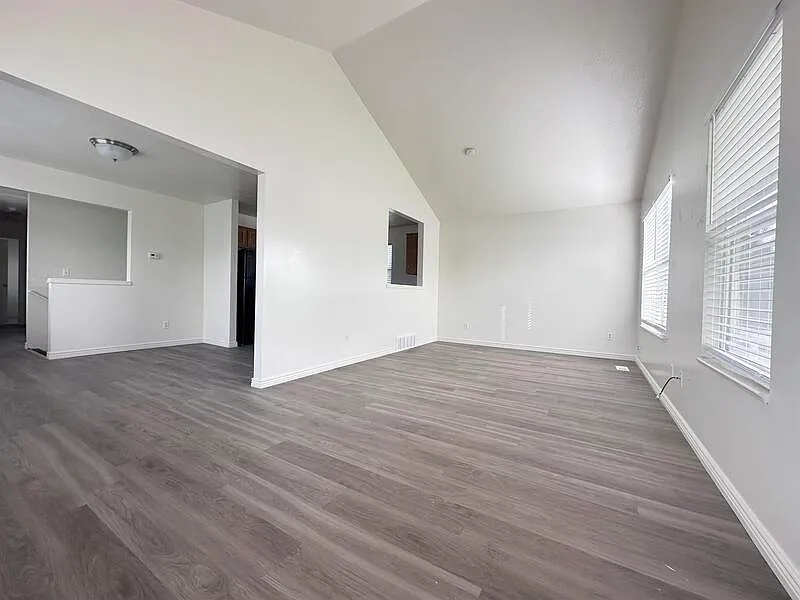 5 bed, 2.0 bath, 2128 sqft, $1,650 — Photo 4