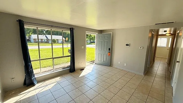 5819 Gateway Dr — Photo 3