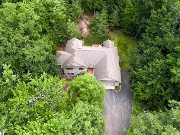 5211 Mackenzie Dr, Kewadin, MI 49648