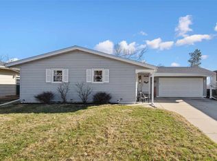 220 Windsor Dr NE, Cedar Rapids, IA 52402