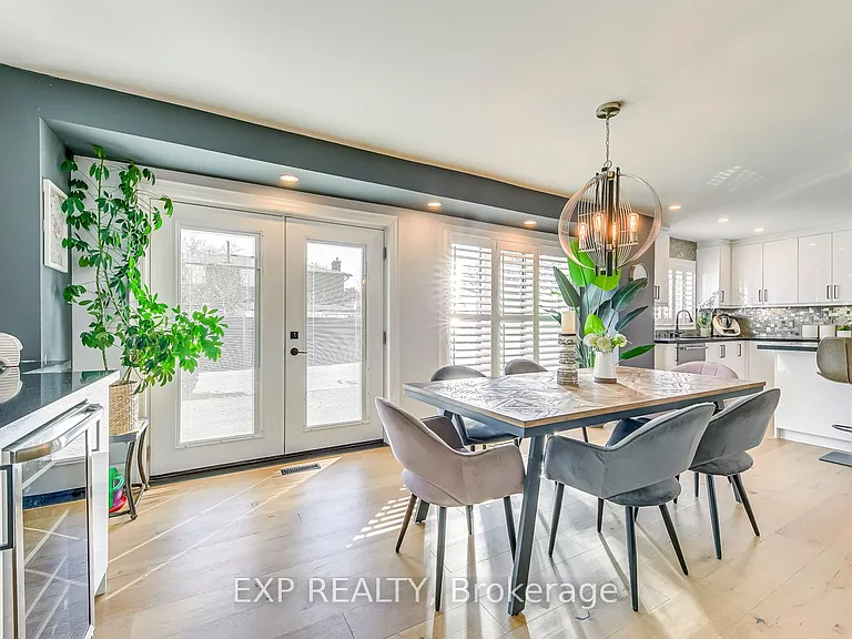 322 Mary St — Photo 16