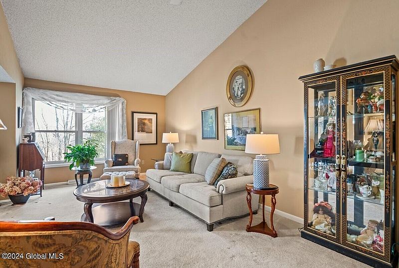 4th image of 89 Surrey Hill Drive