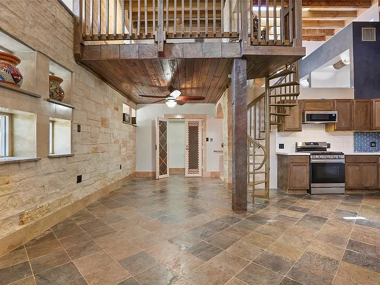 614 Pine Gully Rd #LOFT — Photo 6