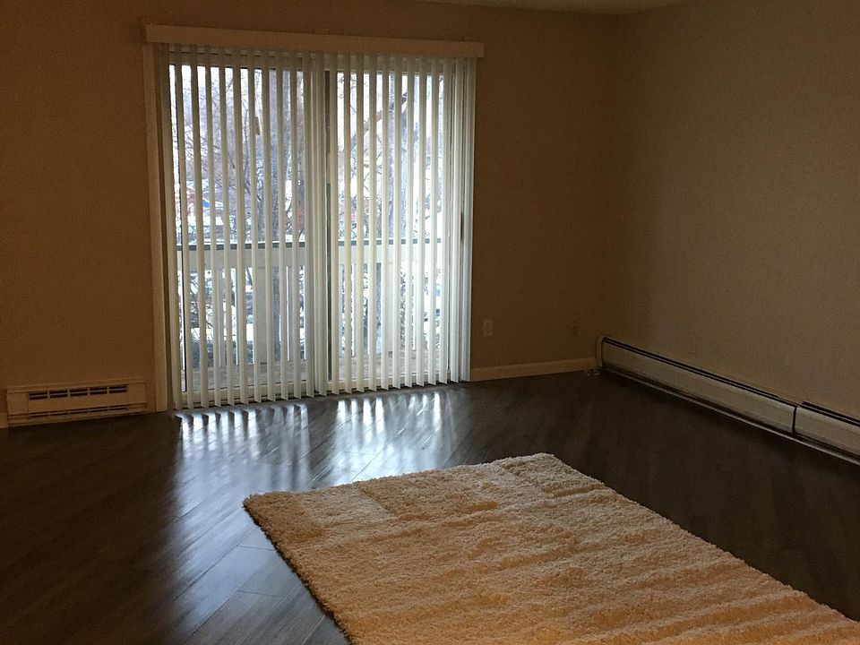 Living room with balcony 