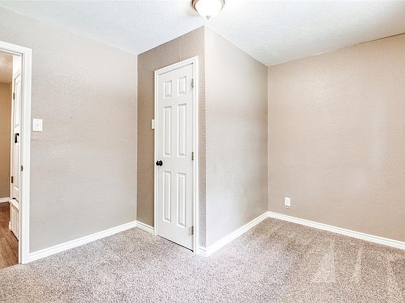 5th image of 8 Brookhollow Cir