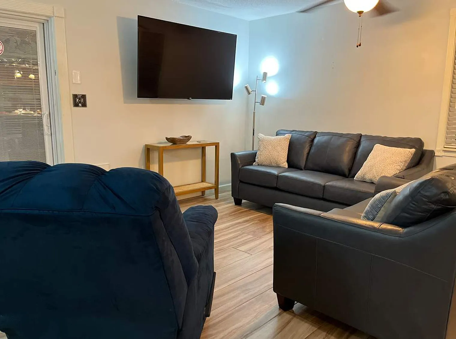 4 bed, 2.0 bath, 2088 sqft, $4,459 — Photo 3