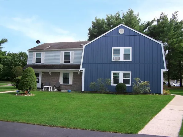 61 Federal Lane #61, Coram, NY 11727
