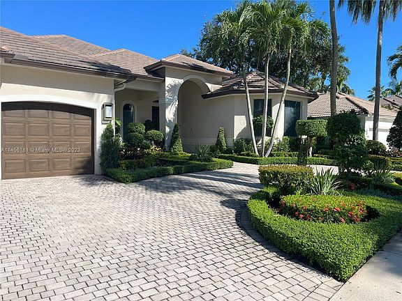 2nd image of 2524 Montclaire Cir