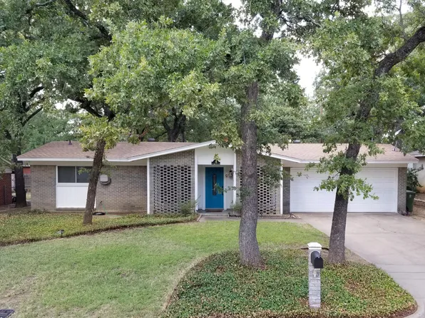 48 Coffee Tavern Rd, Bedford, TX 76022