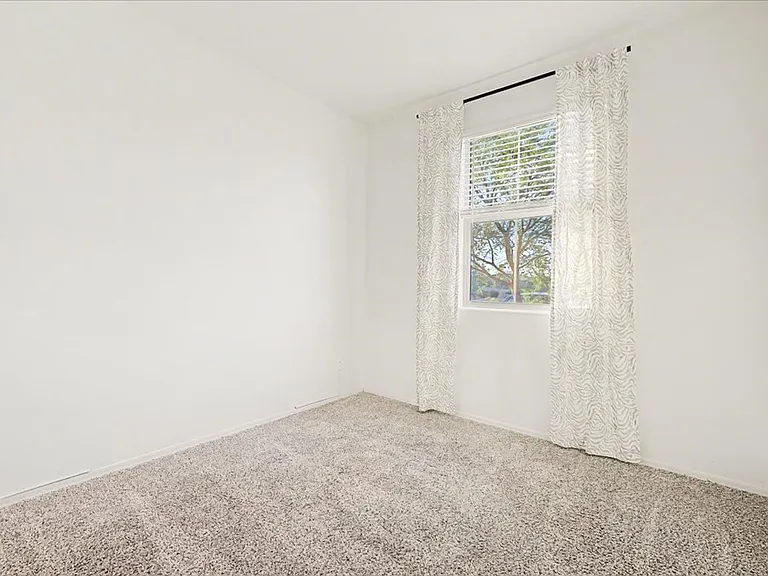 10315 W Robertson St — Photo 3
