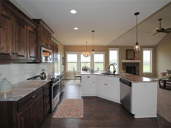 4th image of 1004 SW Eagle Dr