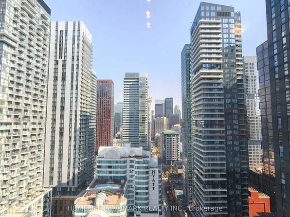 400 King St W, Toronto, ON