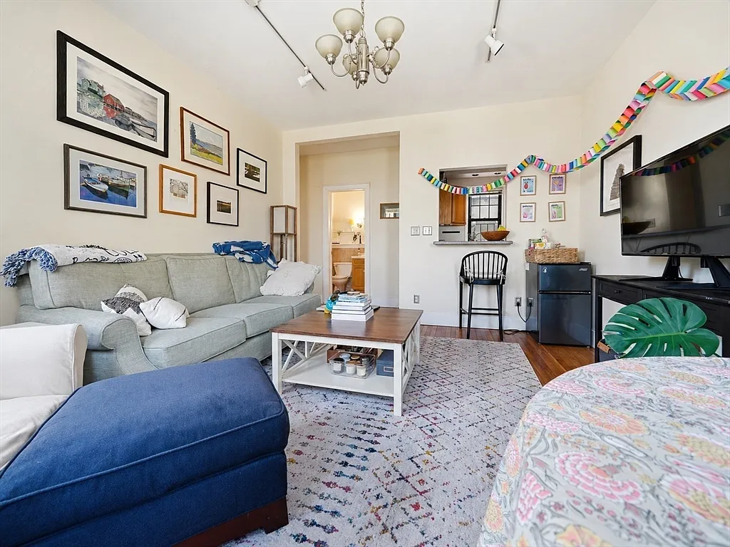 2 bed, 1.0 bath, 700 sqft, $2,700 — Photo 2