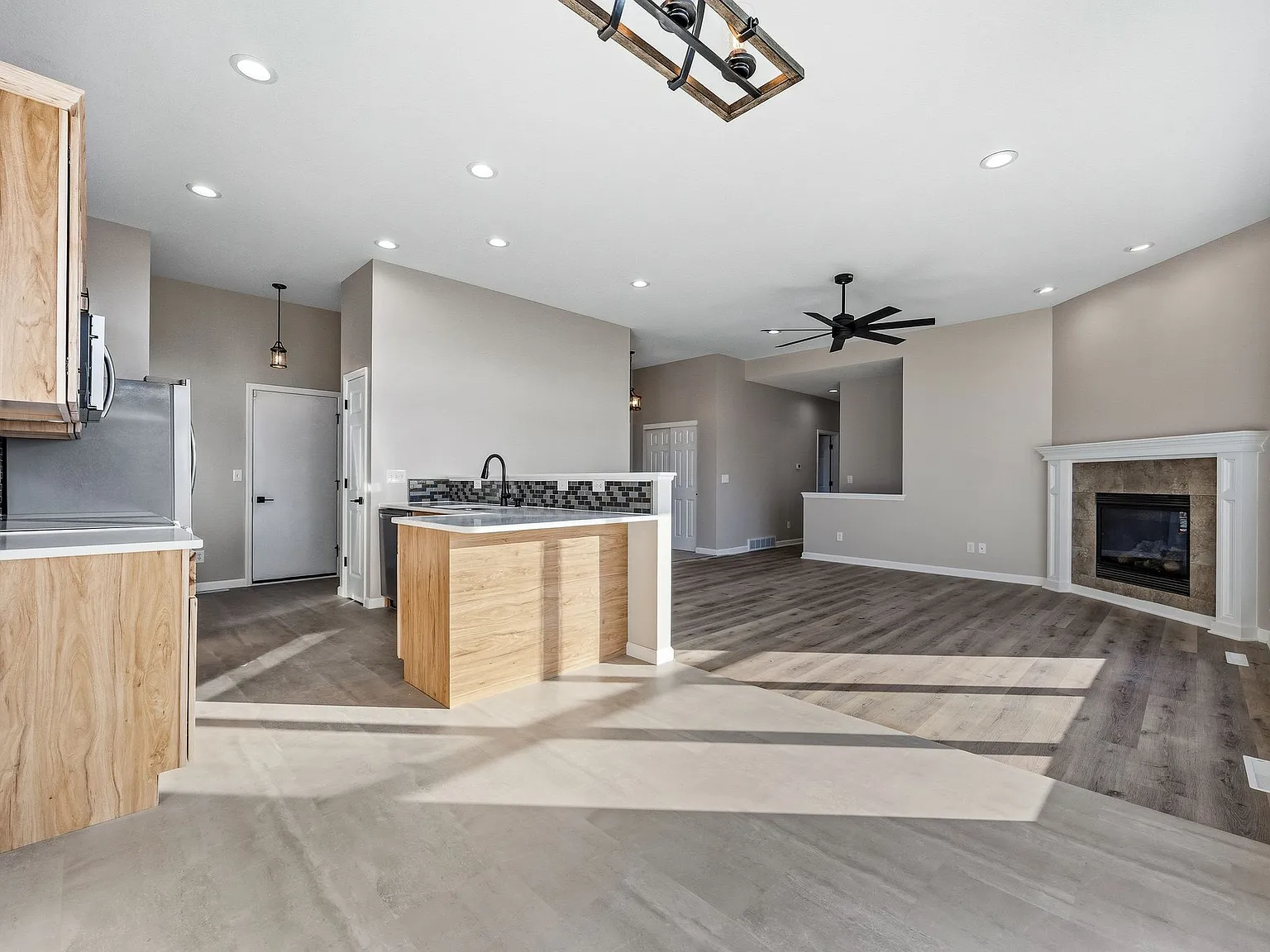 4 bed, 2441 sqft, $3,750 — Photo 3