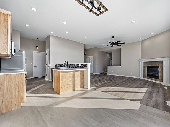 3rd image of 2305 Radcliffe Dr SW
