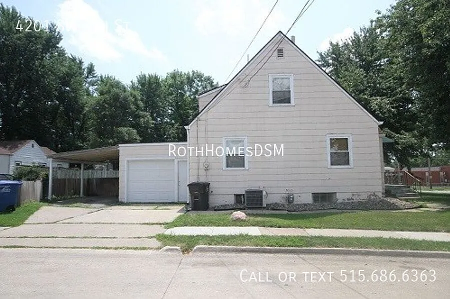 Large 4 bedroom home with Attached Garage — Photo 2