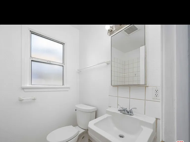 1828 S Rimpau Blvd — Photo 9